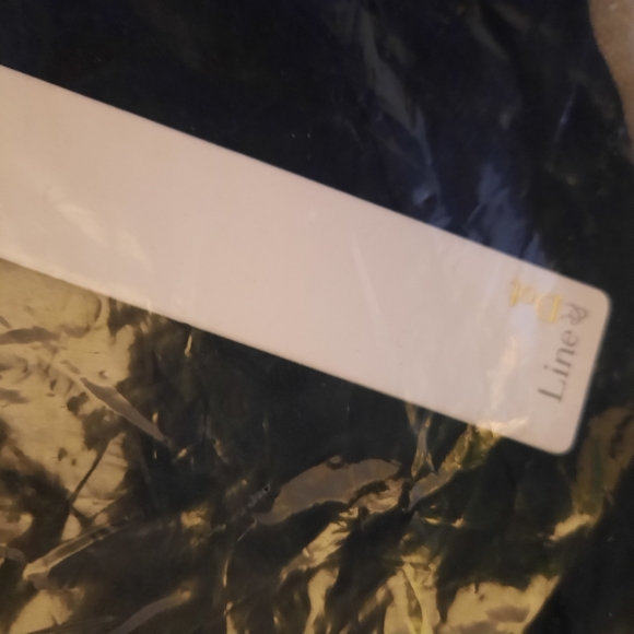 Line+Dot Basic Long Sleeve V-neck Tee Shirt - Picture 3 of 6